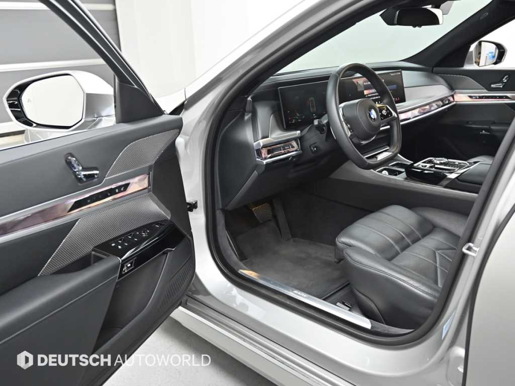 BMW 7-Series — photo 11