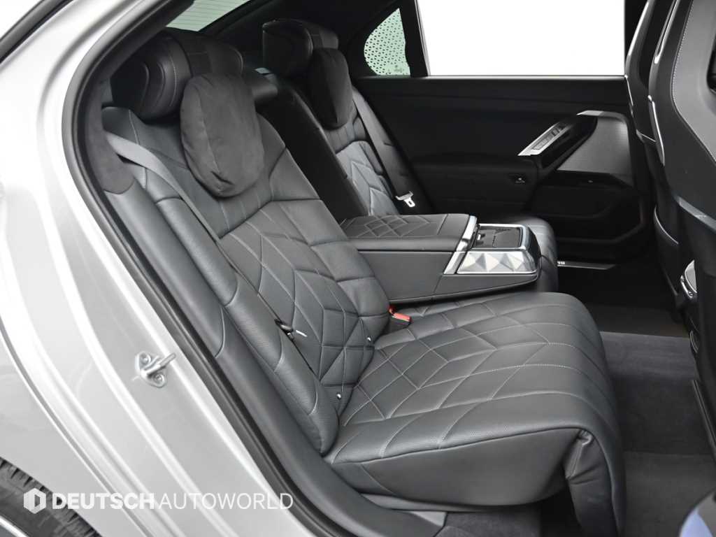 BMW 7-Series — photo 12