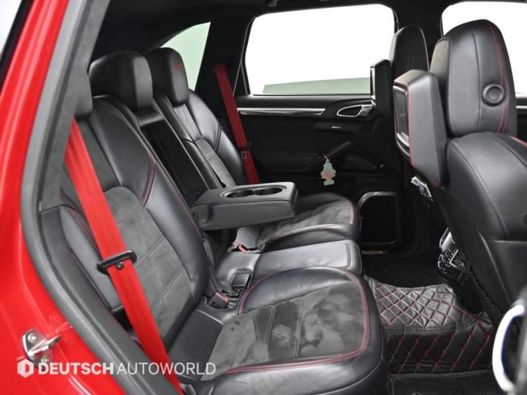 Porsche Cayenne — photo 12