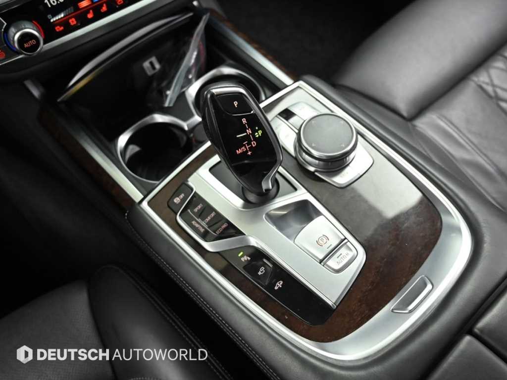 BMW 7-Series — photo 09
