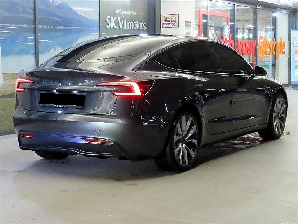 Tesla Model 3 — photo 04
