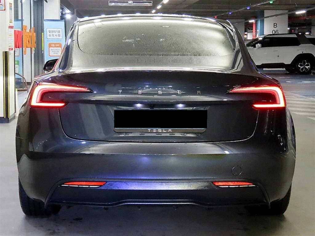 Tesla Model 3 — photo 05