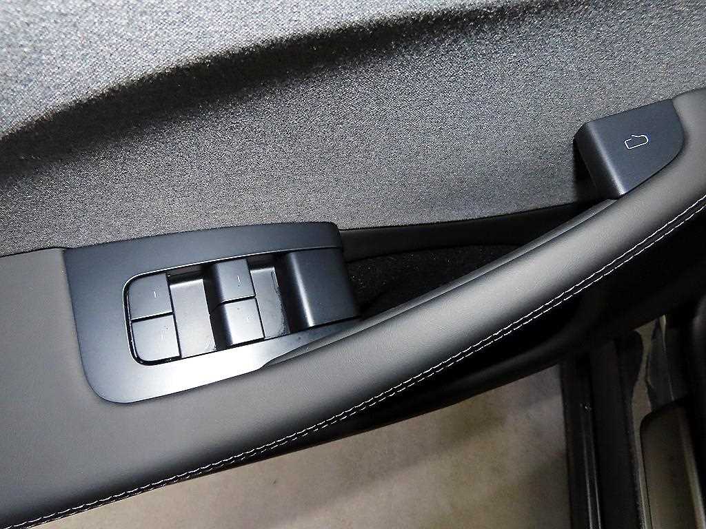 Tesla Model 3 — photo 12