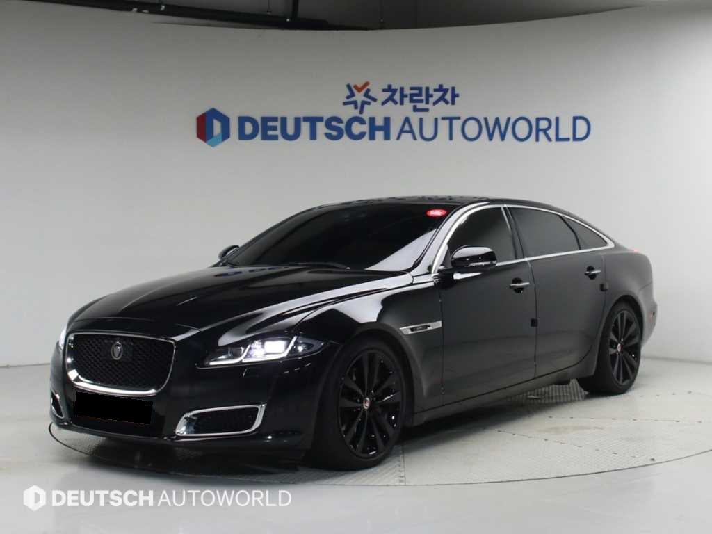 Jaguar XJ — photo 01