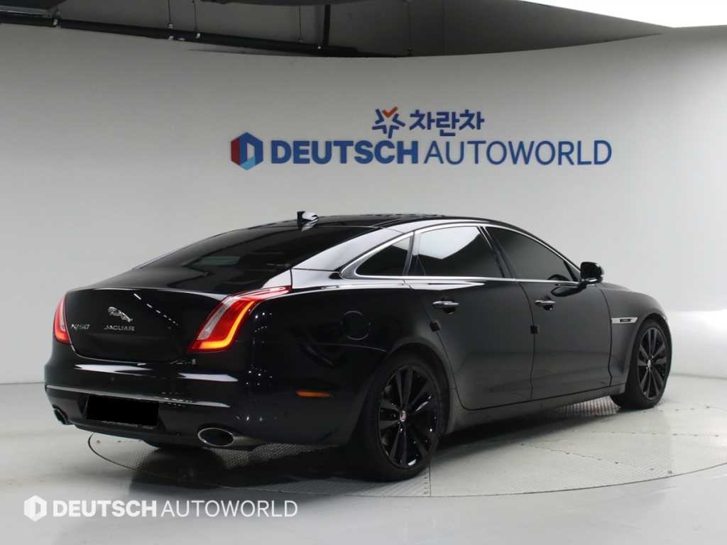 Jaguar XJ — photo 02