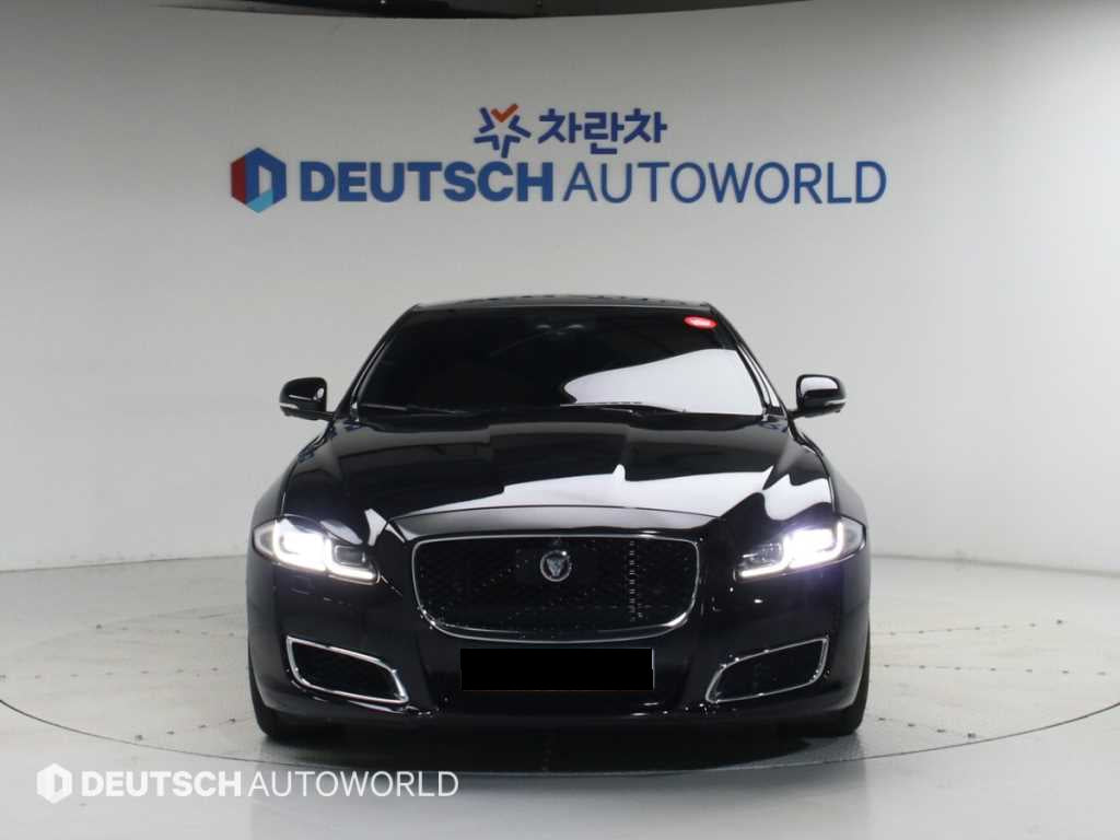 Jaguar XJ — photo 03