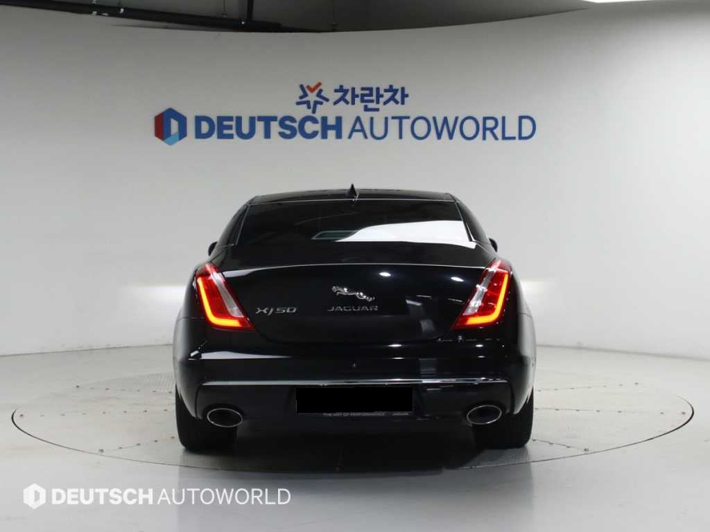 Jaguar XJ — photo 04