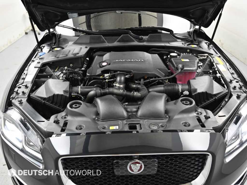 Jaguar XJ — photo 06