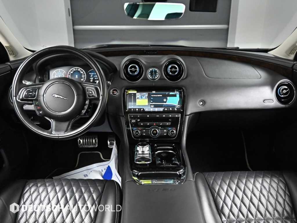 Jaguar XJ — photo 07