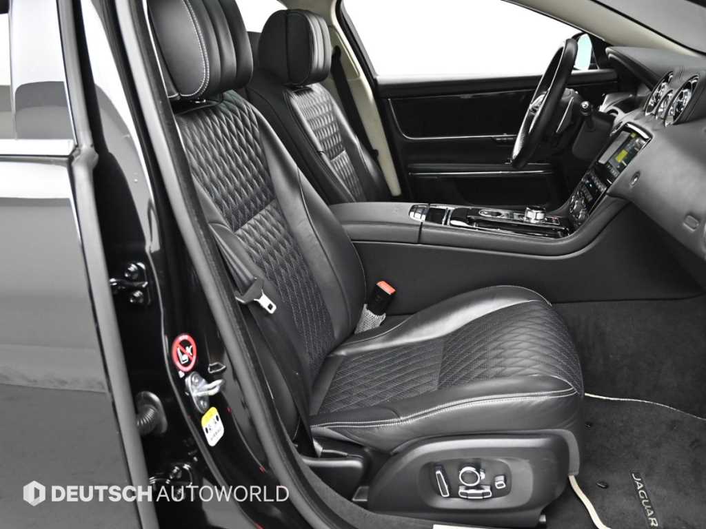 Jaguar XJ — photo 10