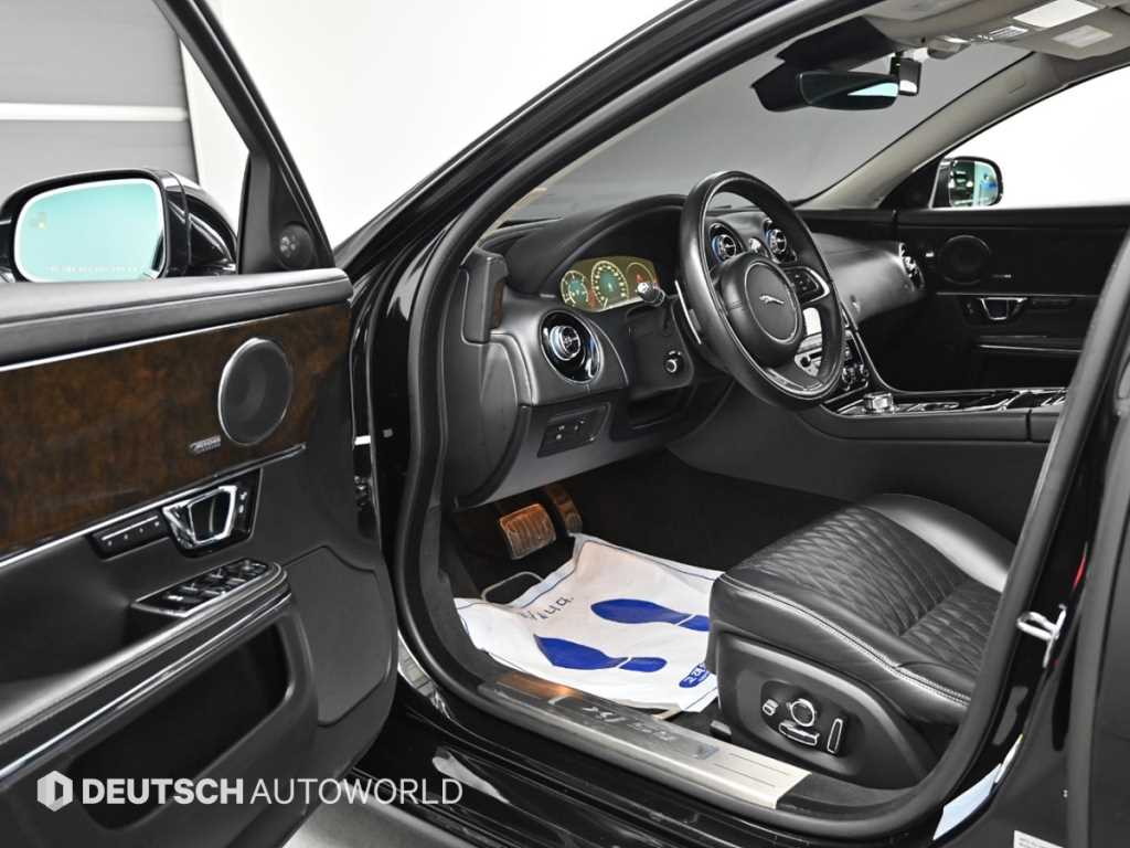 Jaguar XJ — photo 11
