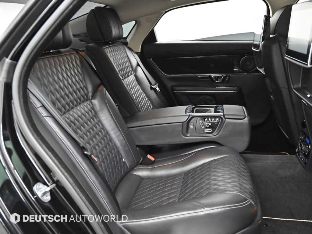 Jaguar XJ — photo 12