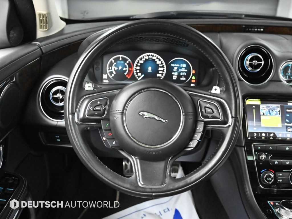 Jaguar XJ — photo 13