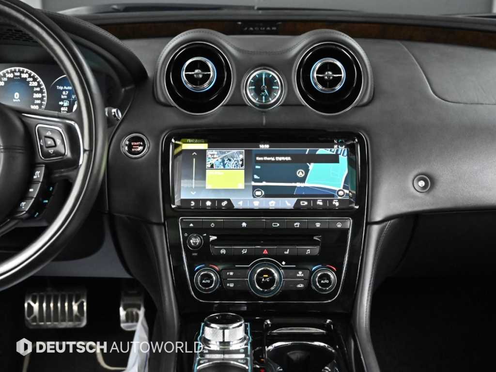 Jaguar XJ — photo 14