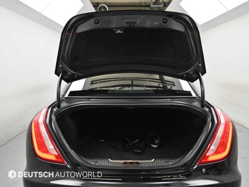 Jaguar XJ — photo 19