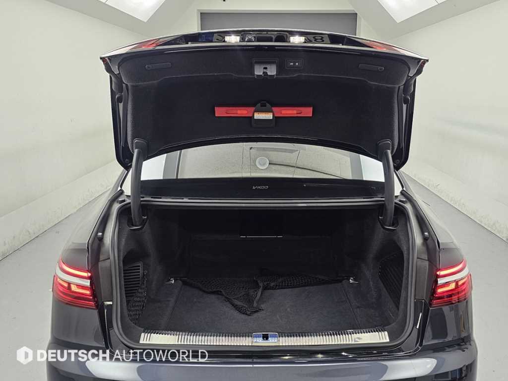 Audi A8 — photo 19