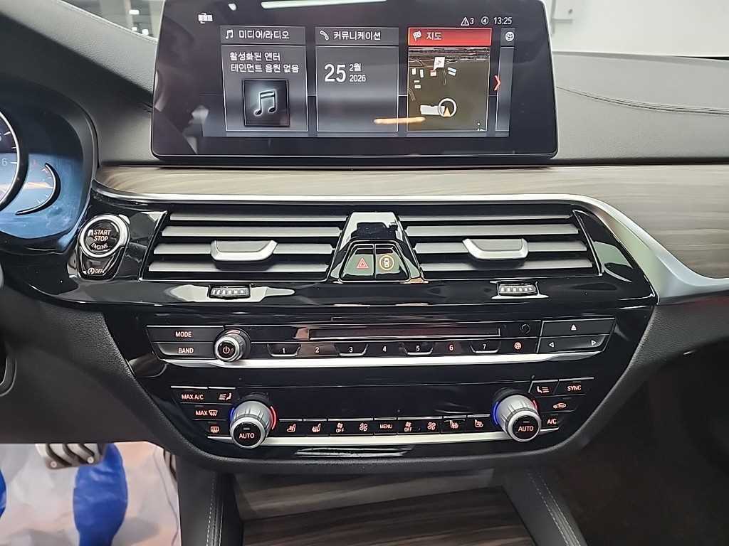 BMW 5-Series — photo 10