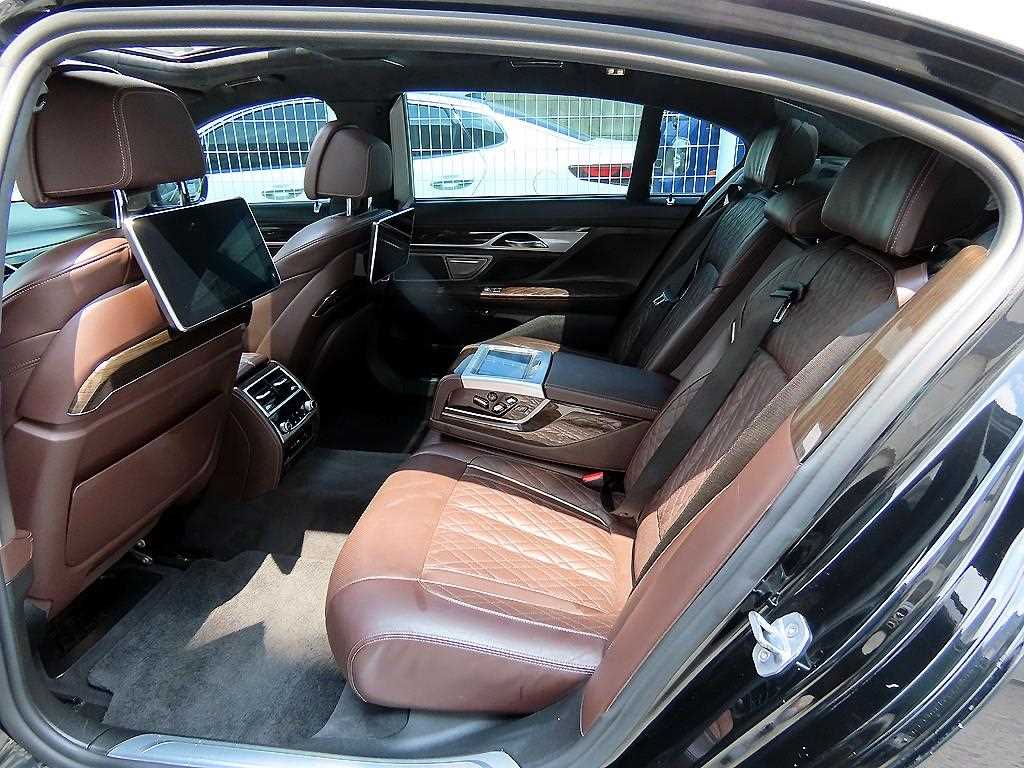 BMW 7-Series — photo 06
