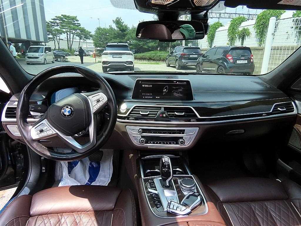 BMW 7-Series — photo 07