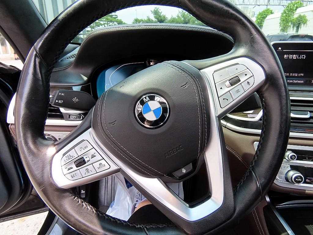 BMW 7-Series — photo 08
