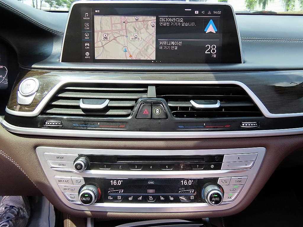 BMW 7-Series — photo 12