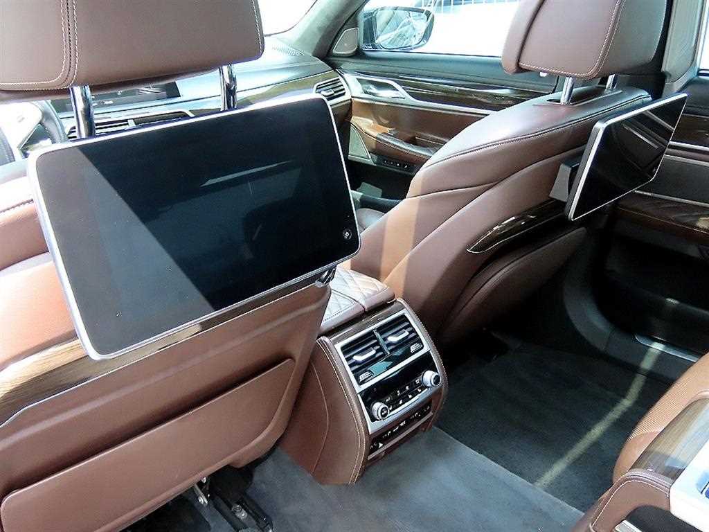 BMW 7-Series — photo 14