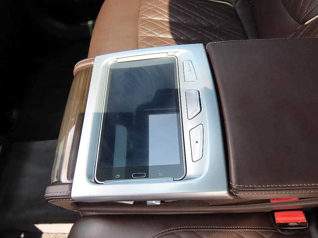 BMW 7-Series — photo 15