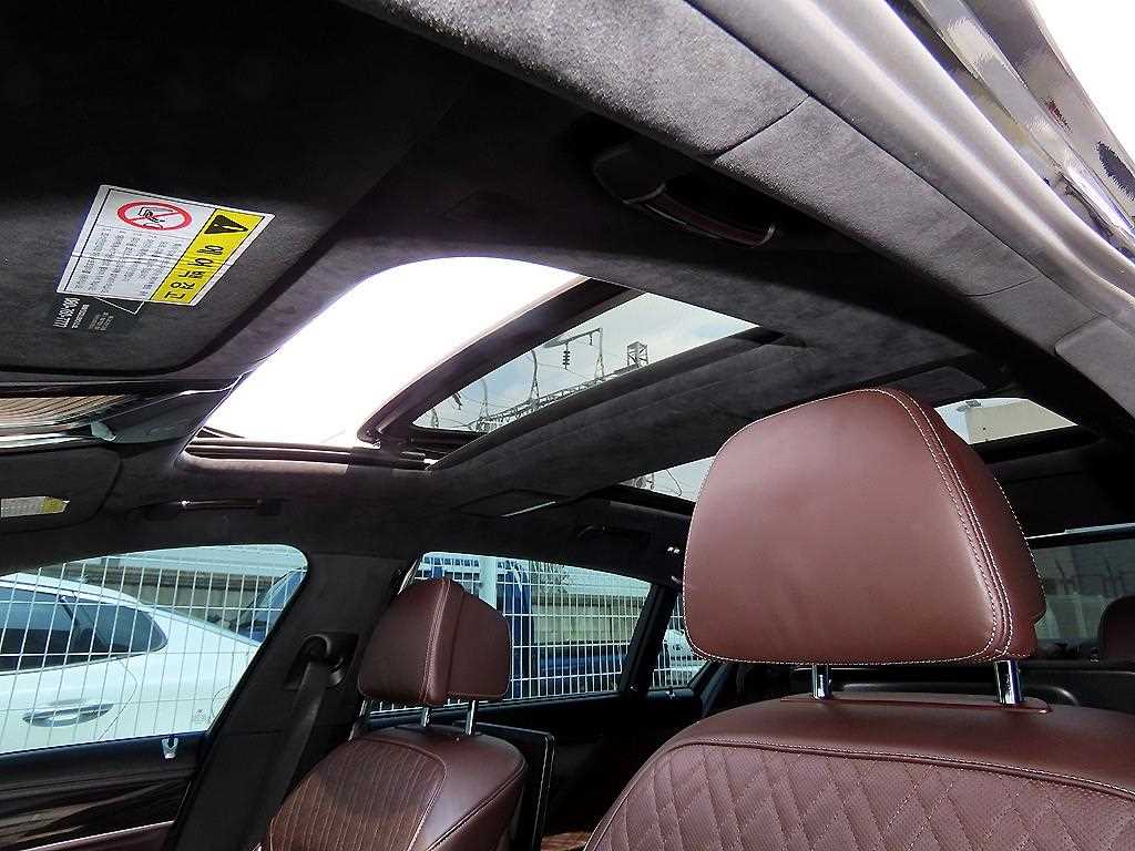 BMW 7-Series — photo 17