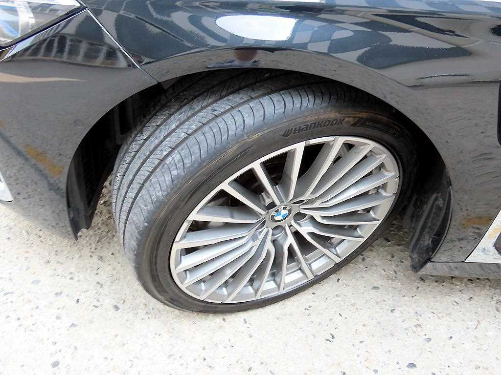 BMW 7-Series — photo 20