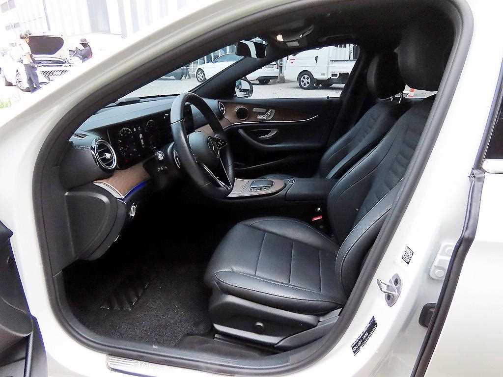 Mercedes-Benz E-Class — photo 05