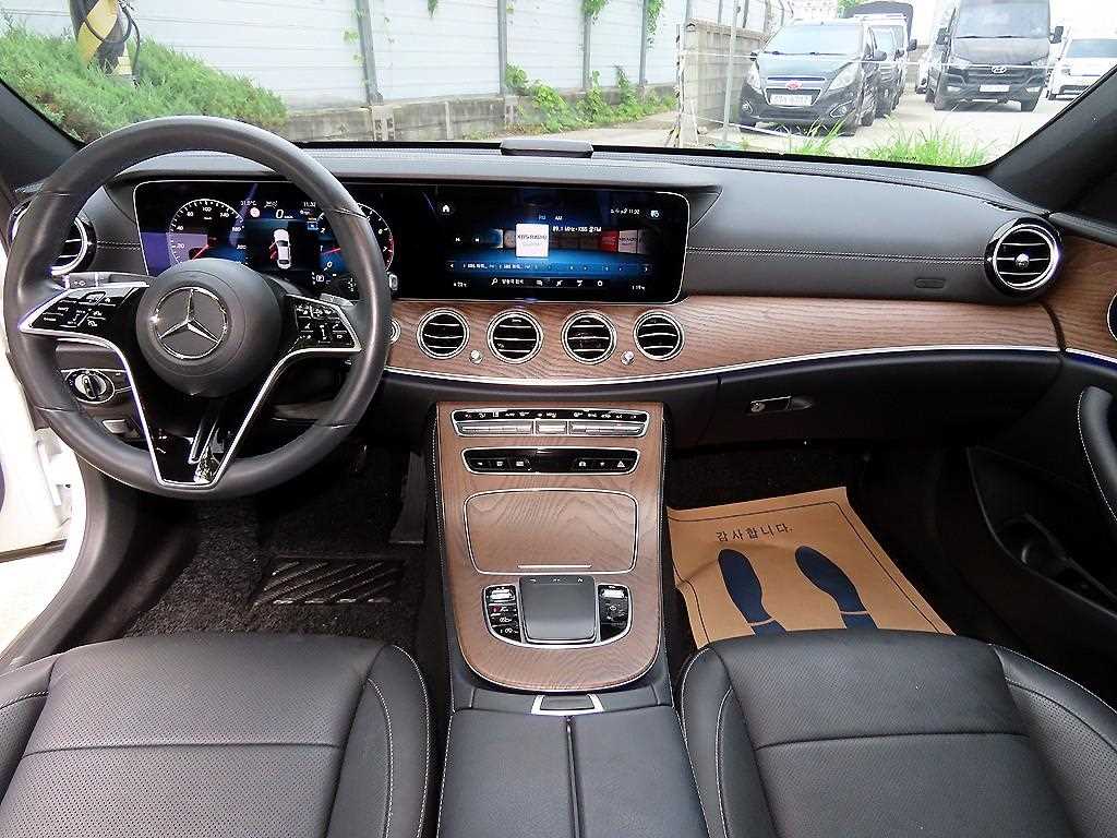 Mercedes-Benz E-Class — photo 07