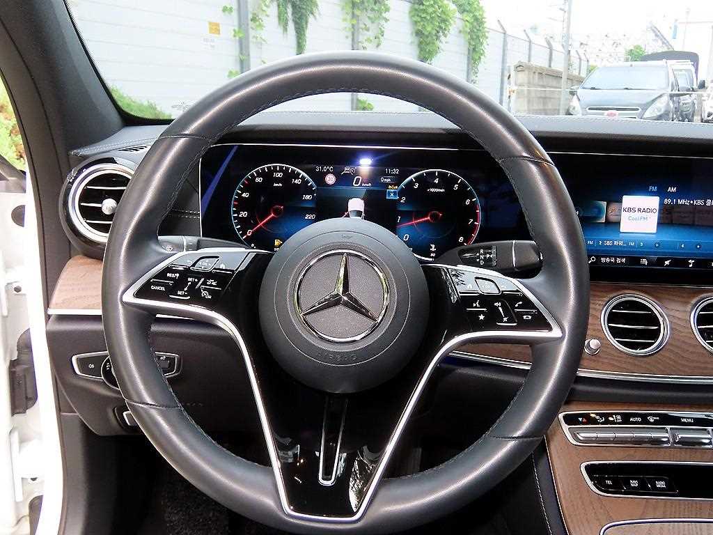 Mercedes-Benz E-Class — photo 08