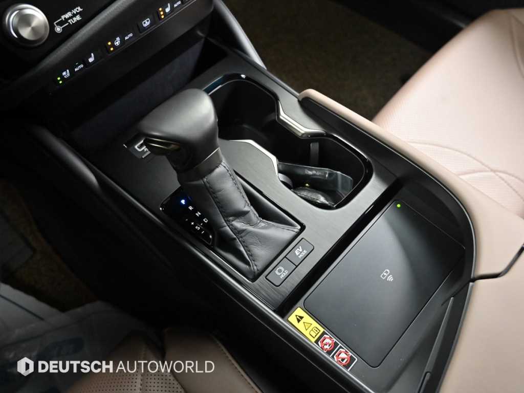 Lexus ES — photo 09