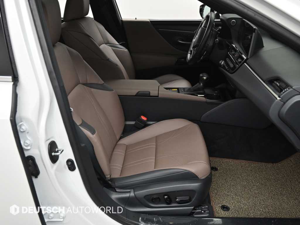 Lexus ES — photo 10