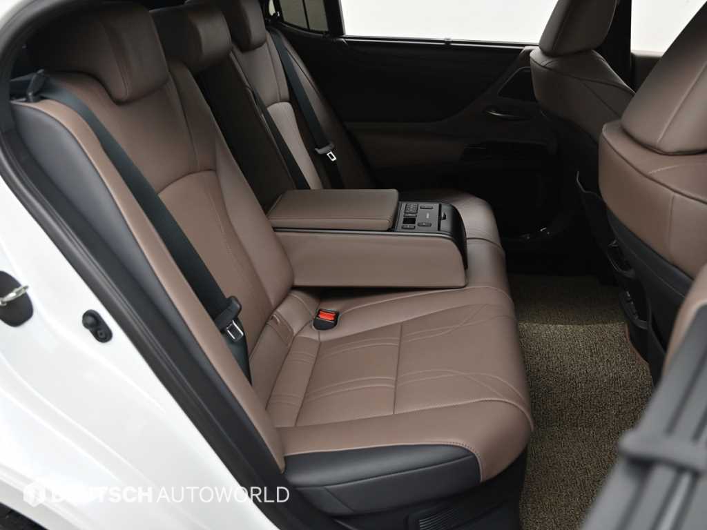 Lexus ES — photo 12