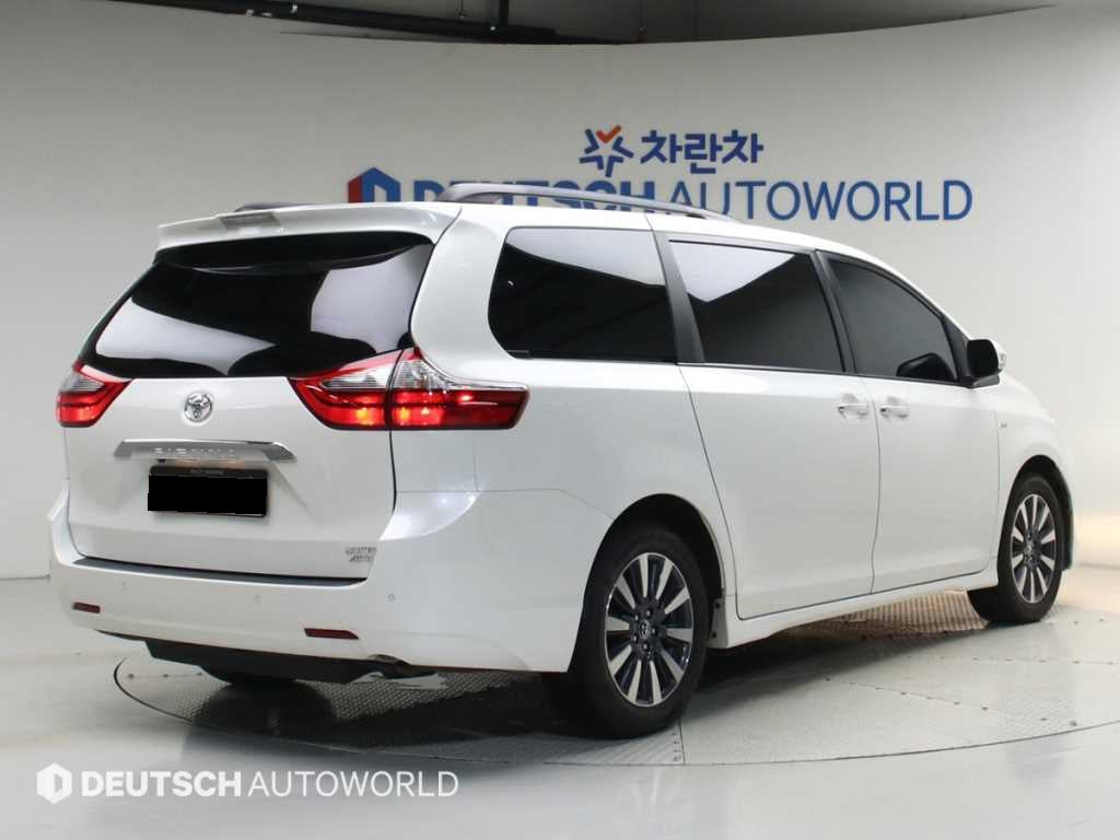 Toyota Sienna — photo 02