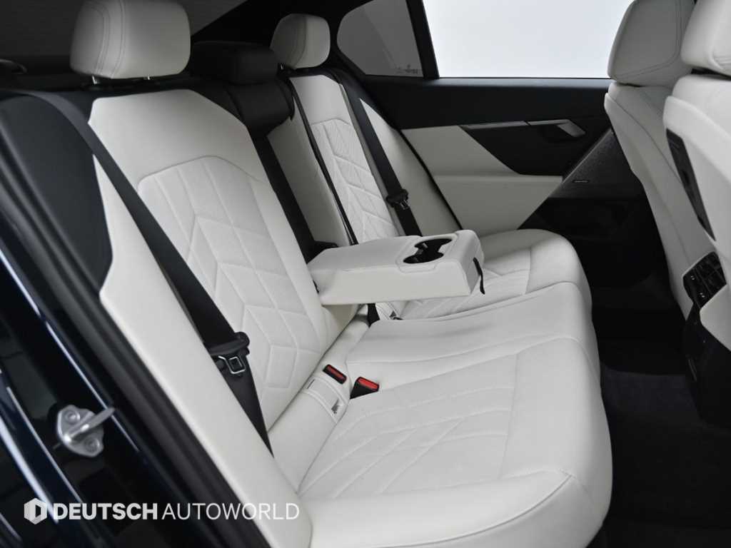 BMW 5-Series — photo 12