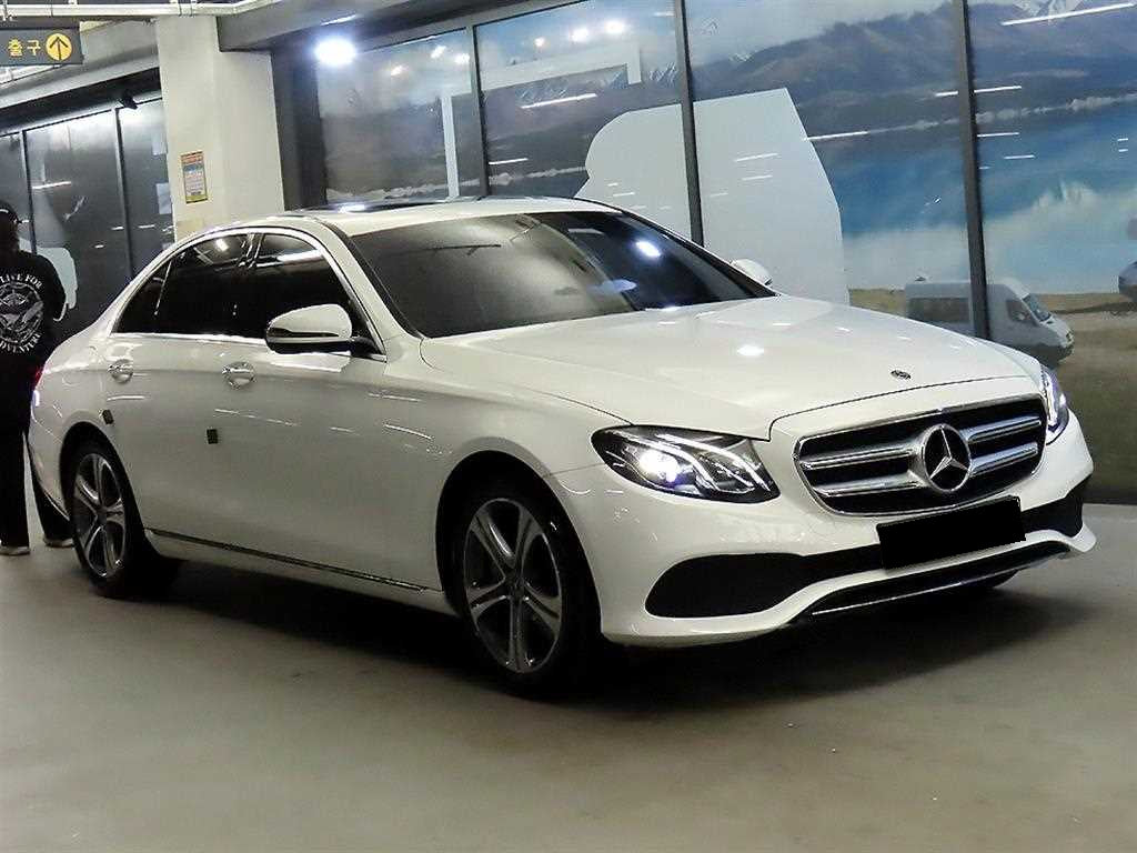Mercedes-Benz E-Class — photo 01