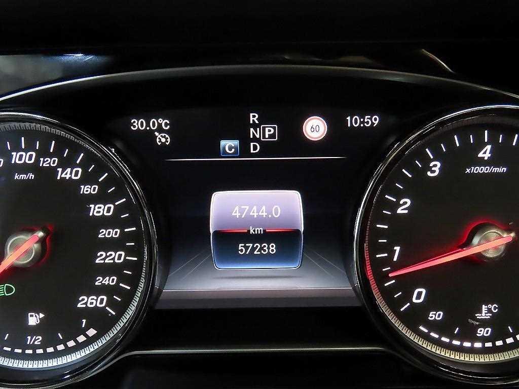 Mercedes-Benz E-Class — photo 09