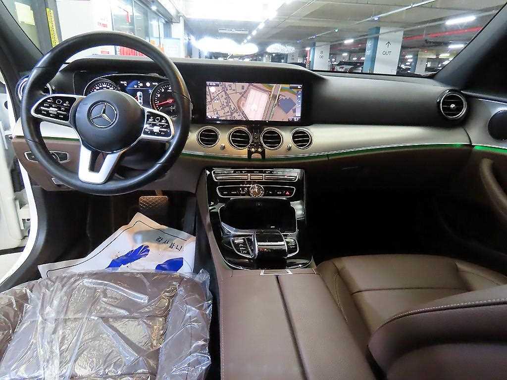 Mercedes-Benz E-Class — photo 10