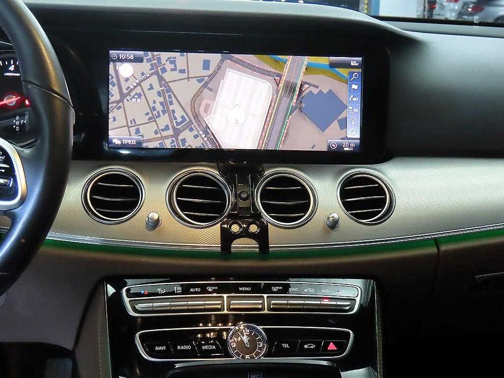 Mercedes-Benz E-Class — photo 11
