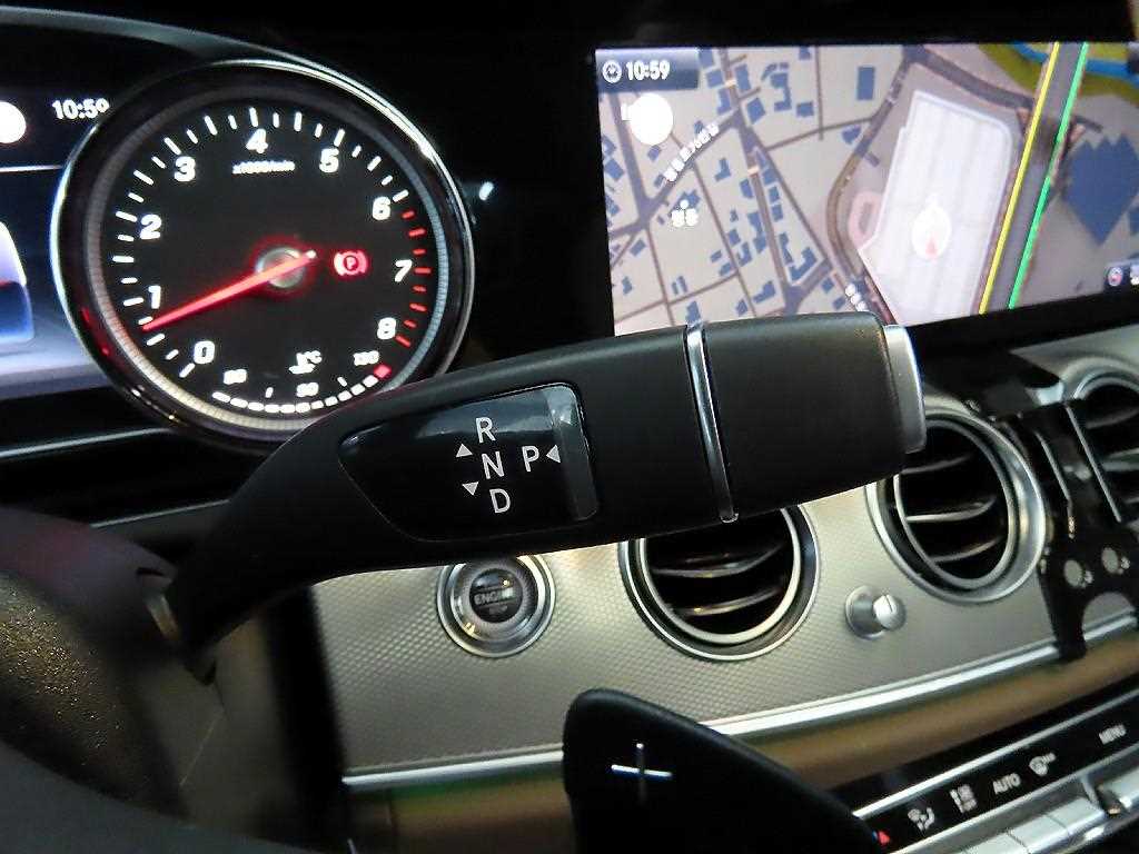Mercedes-Benz E-Class — photo 12