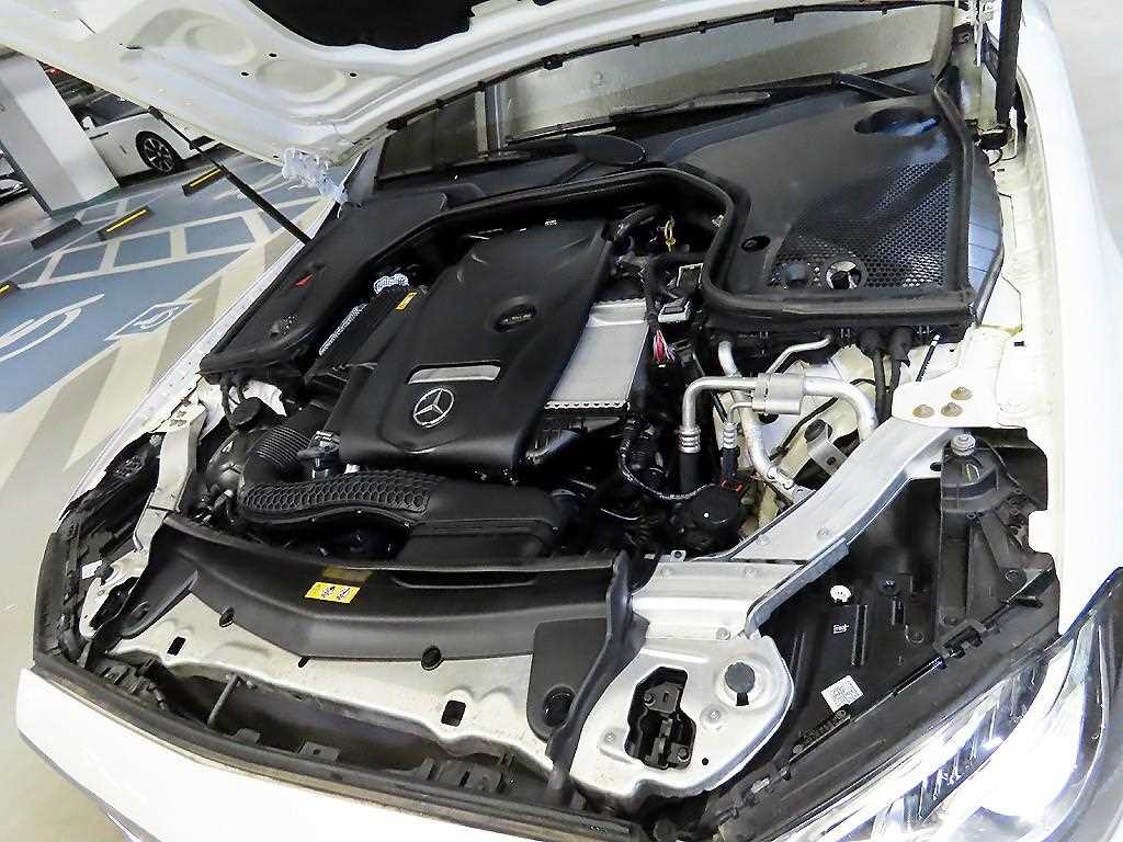 Mercedes-Benz E-Class — photo 19