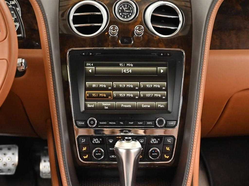 Bentley Flying Spur — photo 13