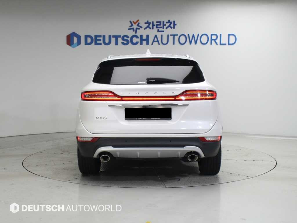 Lincoln MKC — photo 04