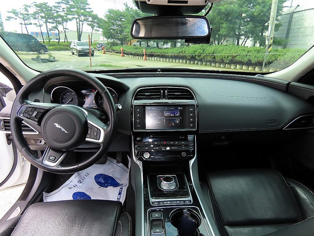 Jaguar XE — photo 07