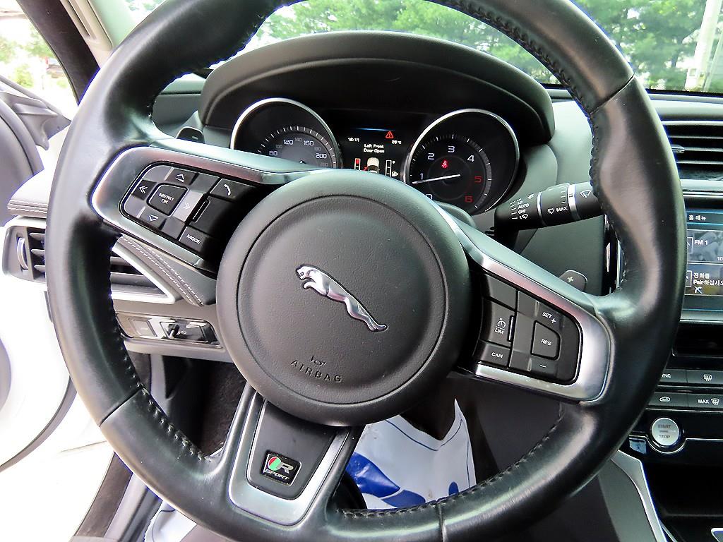 Jaguar XE — photo 08