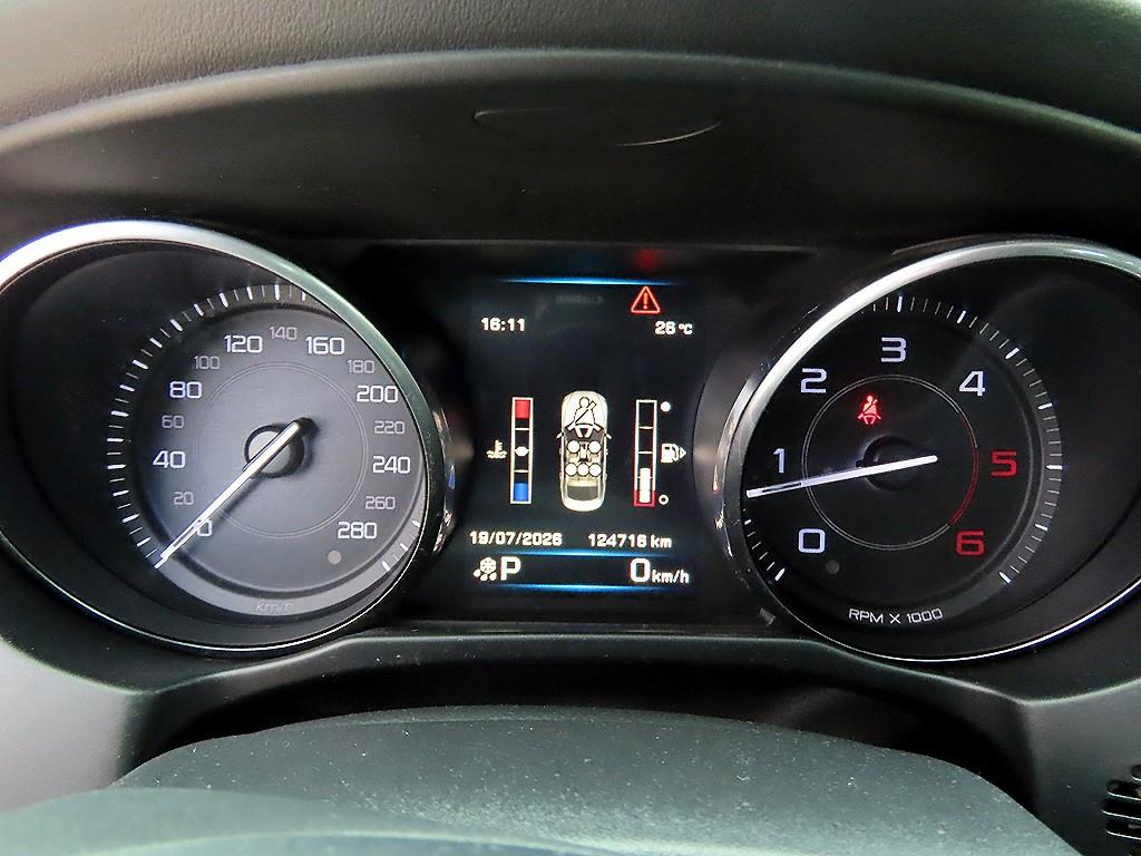 Jaguar XE — photo 09
