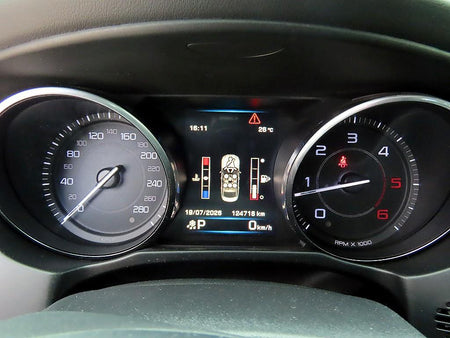 Jaguar XE — photo 09