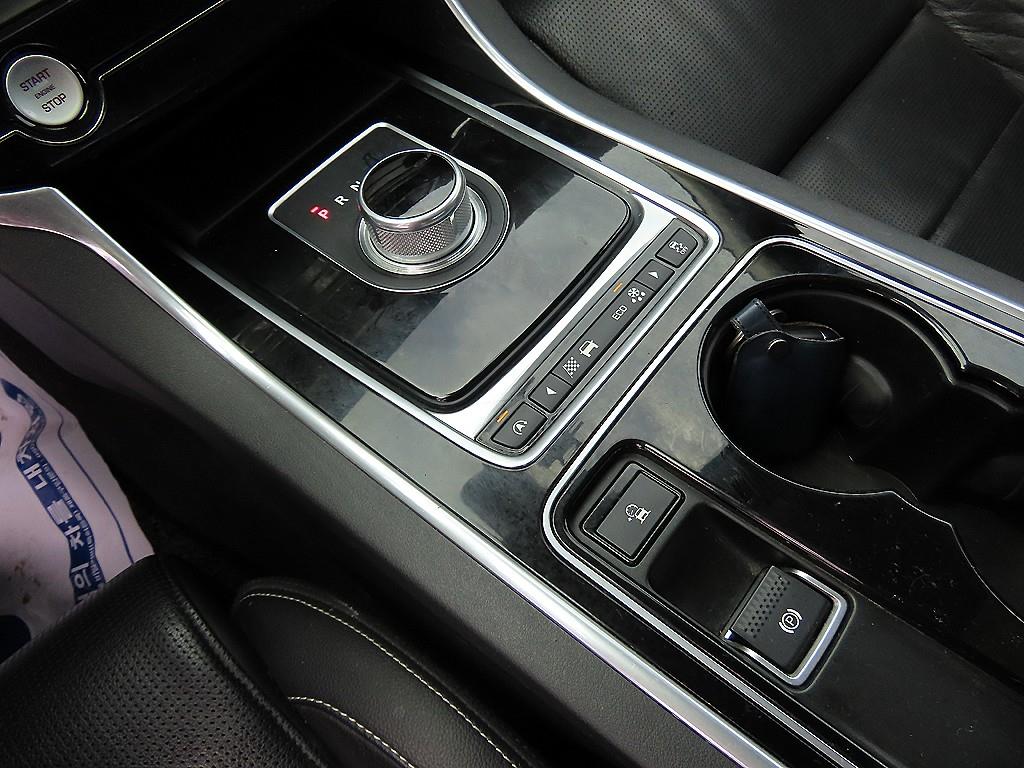 Jaguar XE — photo 10